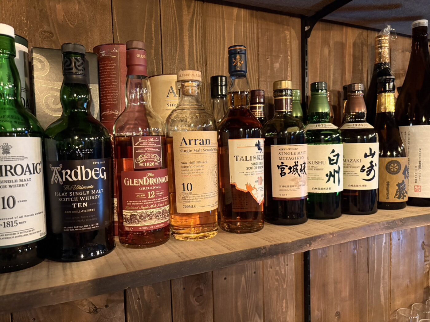 どうせ飲みにいくなら、くさのね劇場。
── 何もない夜が、少しだけ面白くなる。-1